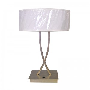 โคมไฟโต๊ะทำงานสีเงินโบราณสองอันพร้อมสวิตช์โยก/off ที่ห้องพักแขก