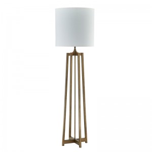 โซฟา Hyatt Hotel ข้างโคมไฟพื้นพร้อมสีทองโบราณที่ห้องพัก